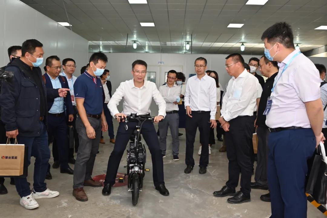 嘉賓對佛山攀業(yè)的展廳和車(chē)間進(jìn)行了參觀(guān)和指導