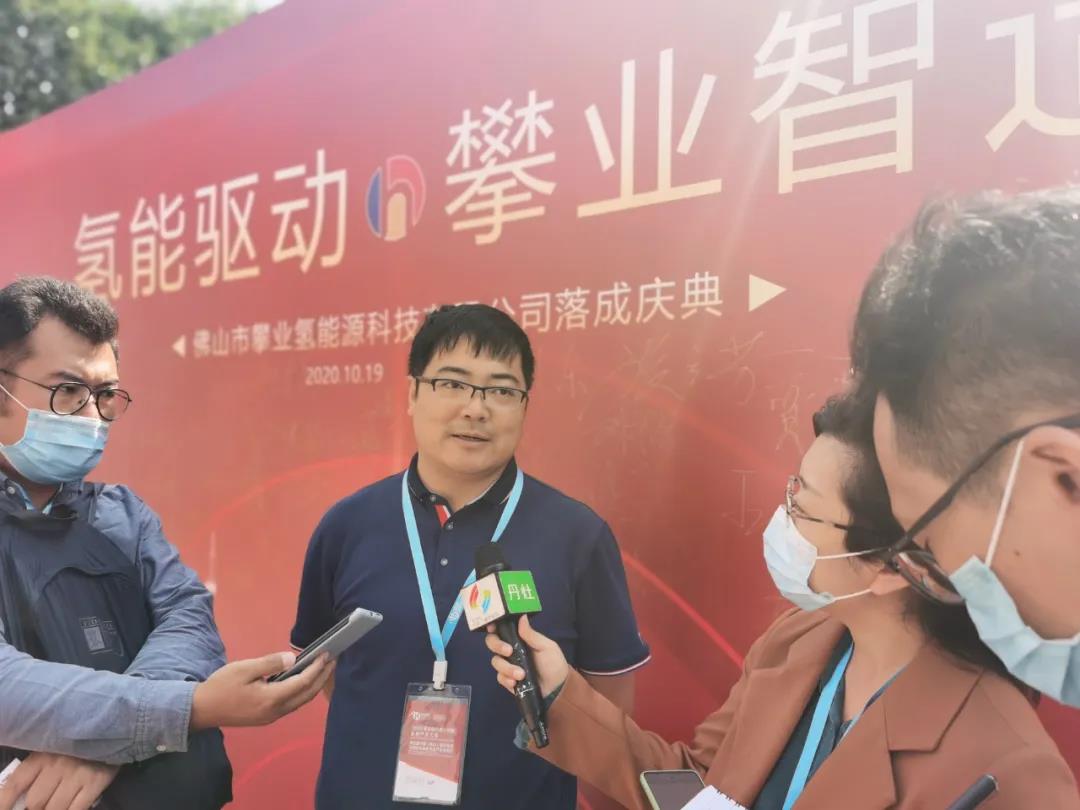 佛山攀業(yè)總經(jīng)理施濤接受當地媒體采訪(fǎng)